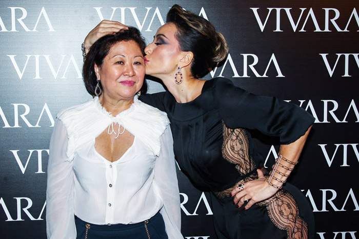Sabrina beija a mãe no lançamento de coleção da Vivara