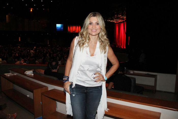 Flavia Alessandra curte show de Luan Santana