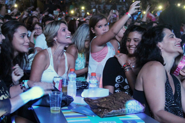 Flavia Alessandra curte show do Luan Santana