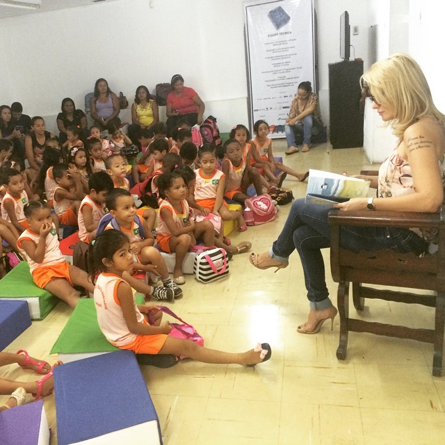 Antônia Fontenelle lê histórias infantis para crianças de Teresina em projeto voluntário