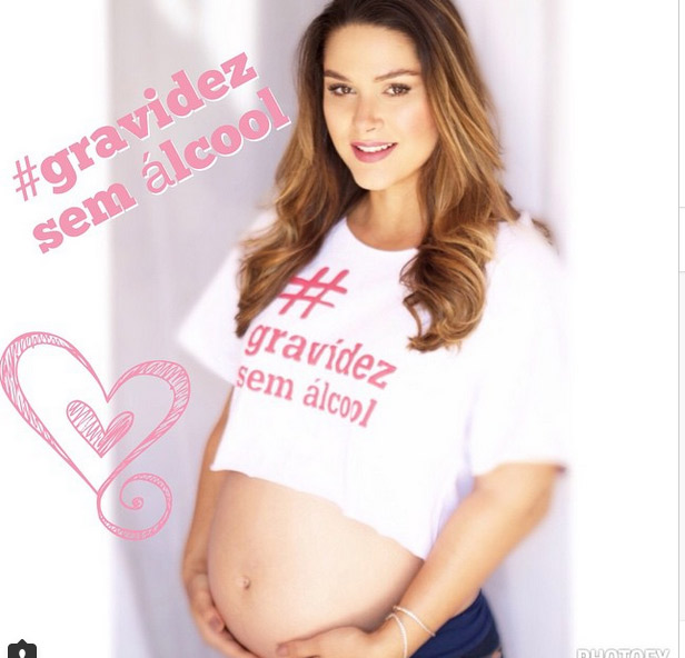 Fernanda Machado veste a camisa da gravidez sem álcool