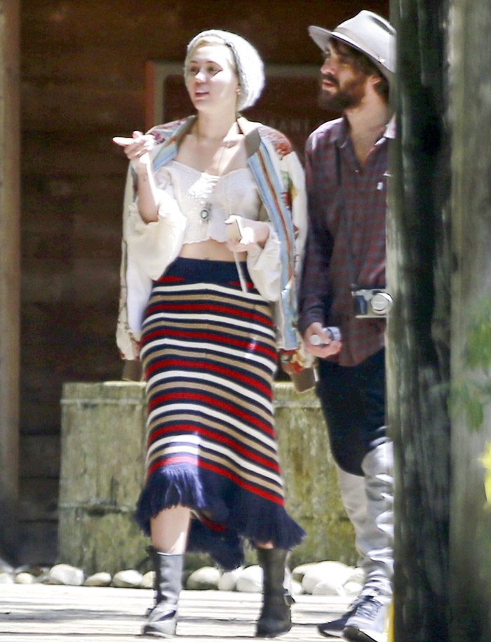 Miley Cyrus usa estilo hippie para passeio com amigo
