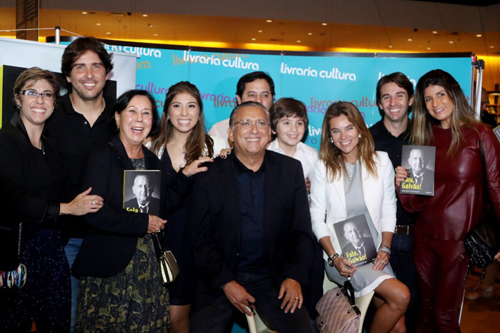 Galvão Bueno recebe amigos e colegas durante lançamento de biografia