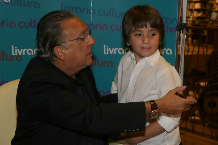 Galvão Bueno recebe amigos e colegas durante lançamento de biografia