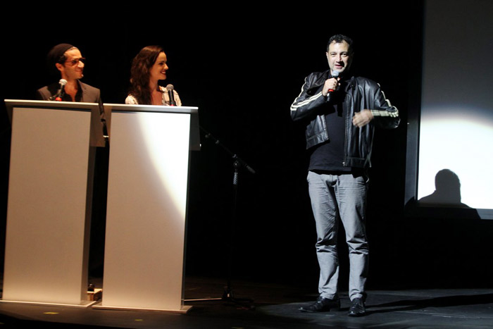 Grávida de gêmeos, Luana Piovani recebe prêmio por produção teatral no Rio de Janeiro