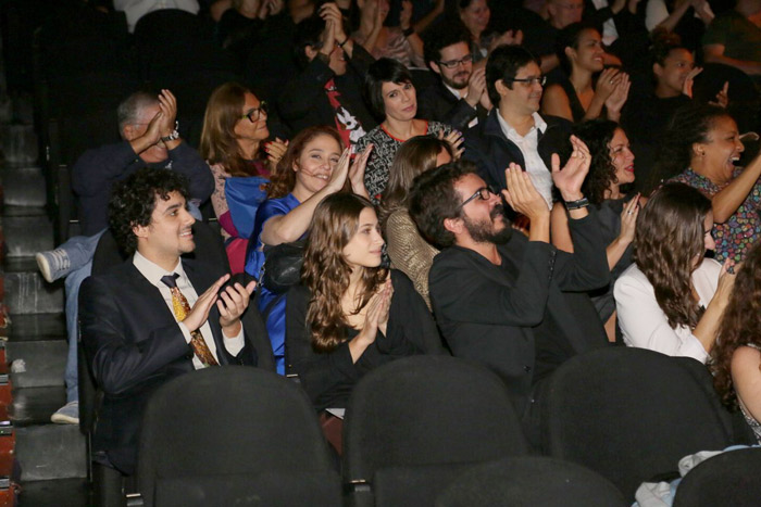 Grávida de gêmeos, Luana Piovani recebe prêmio por produção teatral no Rio de Janeiro