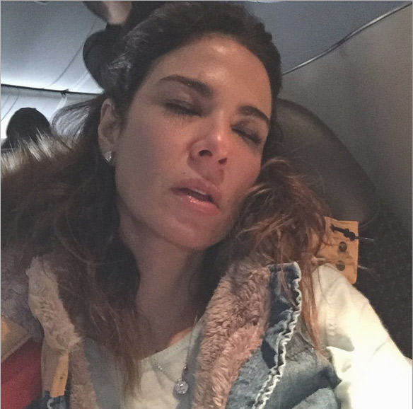 Cheguei! Com cara de sono, Luciana Gimenez posta selfie depois de viagem