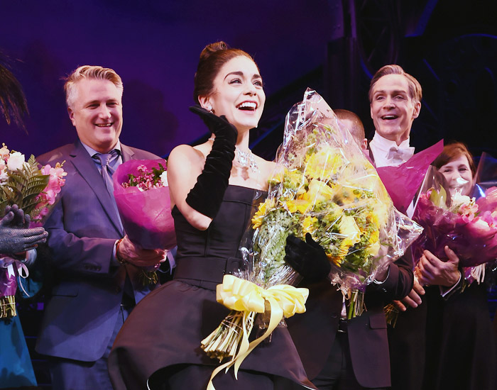 Vanessa Hudgens se emociona em estreia de seu espetáculo na Broadway