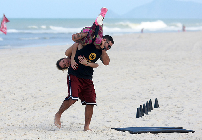 Giovanna Ewbank é carregada por professor em treino funcional na Barra da Tijuca