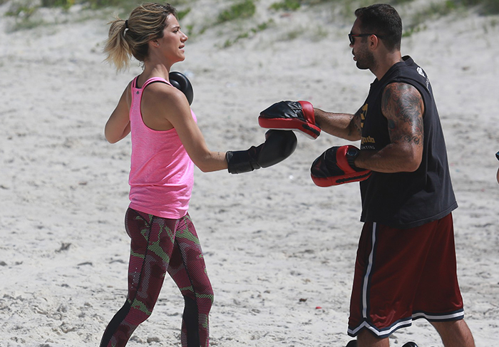 Giovanna Ewbank é carregada por professor em treino funcional na Barra da Tijuca