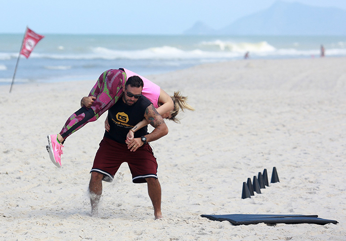 Giovanna Ewbank é carregada por professor em treino funcional na Barra da Tijuca