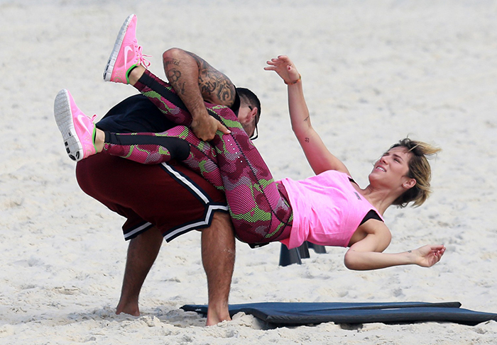 Giovanna Ewbank é carregada por professor em treino funcional na Barra da Tijuca