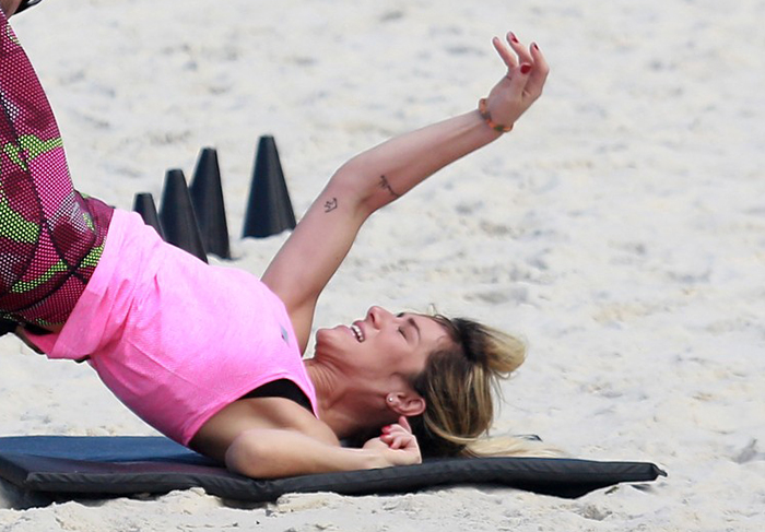 Giovanna Ewbank é carregada por professor em treino funcional na Barra da Tijuca