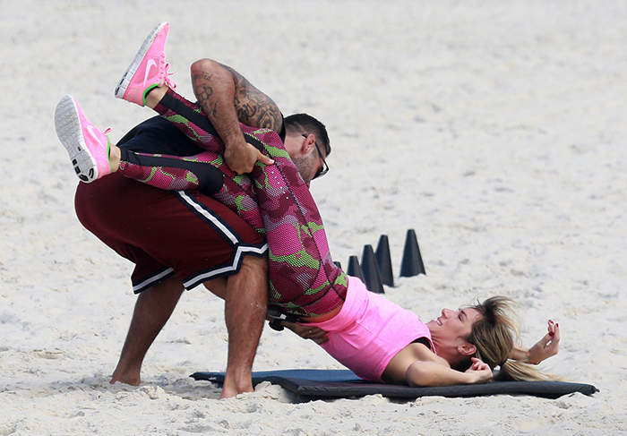 Giovanna Ewbank é carregada por professor em treino funcional na Barra da Tijuca