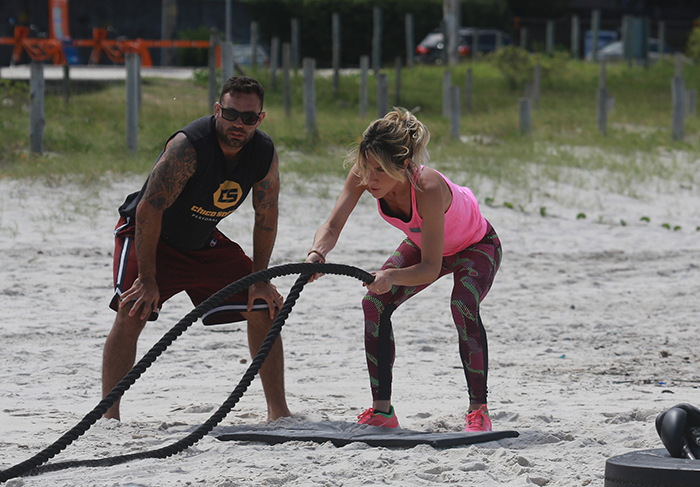 Giovanna Ewbank é carregada por professor em treino funcional na Barra da Tijuca