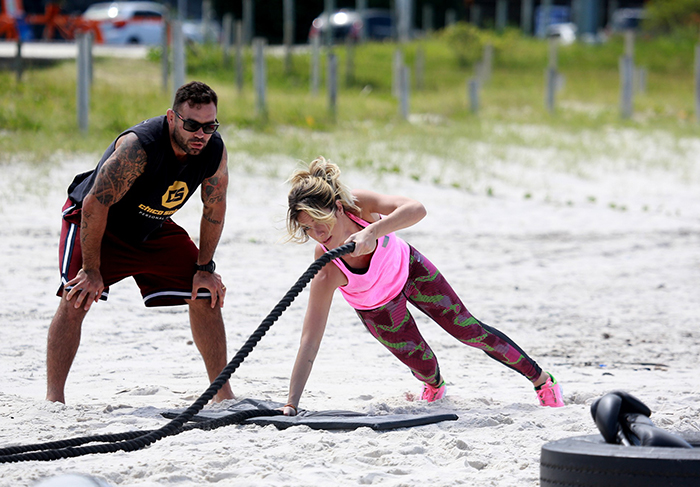 Giovanna Ewbank é carregada por professor em treino funcional na Barra da Tijuca