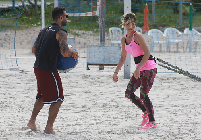 Giovanna Ewbank é carregada por professor em treino funcional na Barra da Tijuca