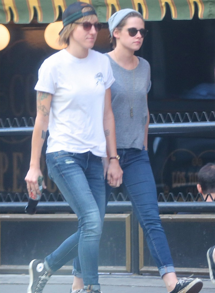 Kristen Stewart e Alicia Cargile surgem de mãos dadas em passeio por Los Angeles