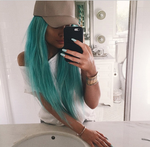 Kylie Jenner pinta os cabelos de azul