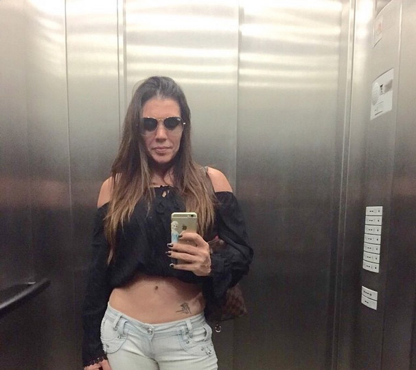 Simony mostra barriga seca em selfie