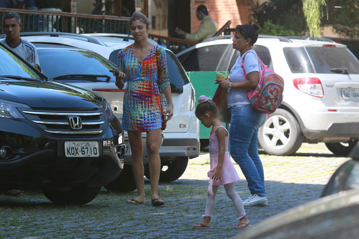 Grazi Massafera leva Sofia para a aula de balé