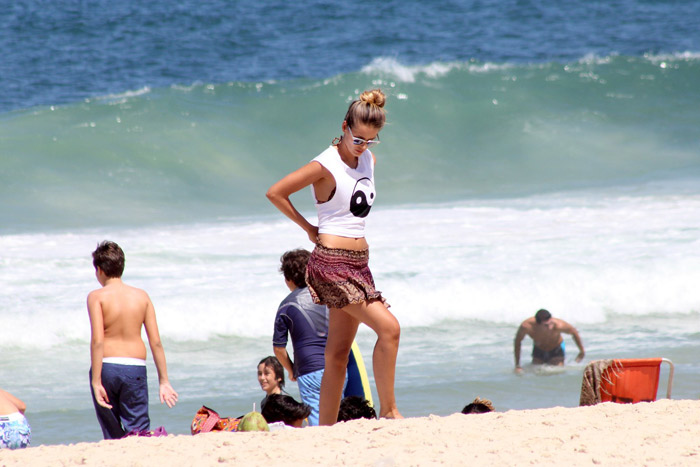 Yasmin Brunet aproveita forte sol no Rio para colocar o bronzeado em dia