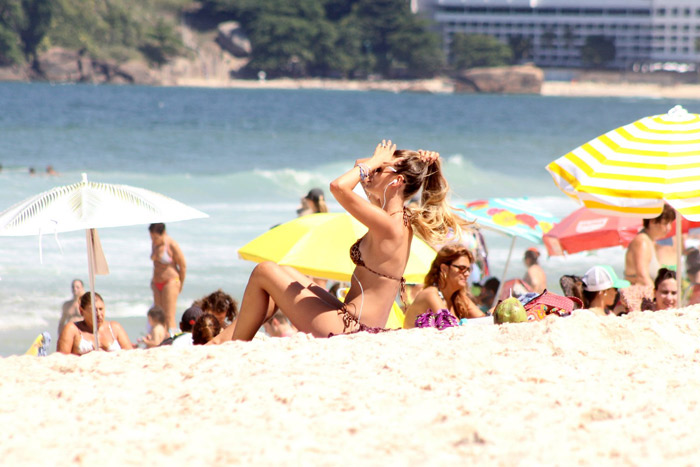 Yasmin Brunet aproveita forte sol no Rio para colocar o bronzeado em dia