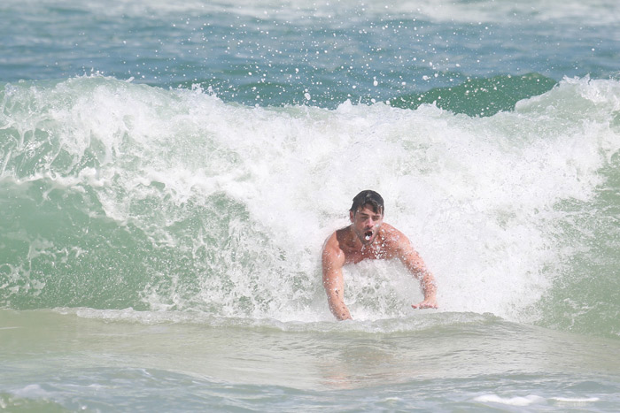  Ex-BBB Rafael exibe corpo sarado enquanto aproveitar calor para mergulhar no Rio