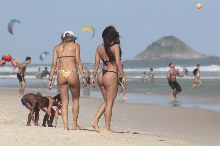 De fio-dental, Carol Dias rouba os holofotes em dia de praia