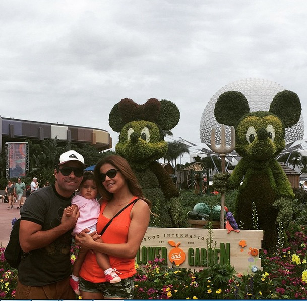 Nívea Stelmann aproveita domingão para curtir os parques da Disney com o marido e a filha