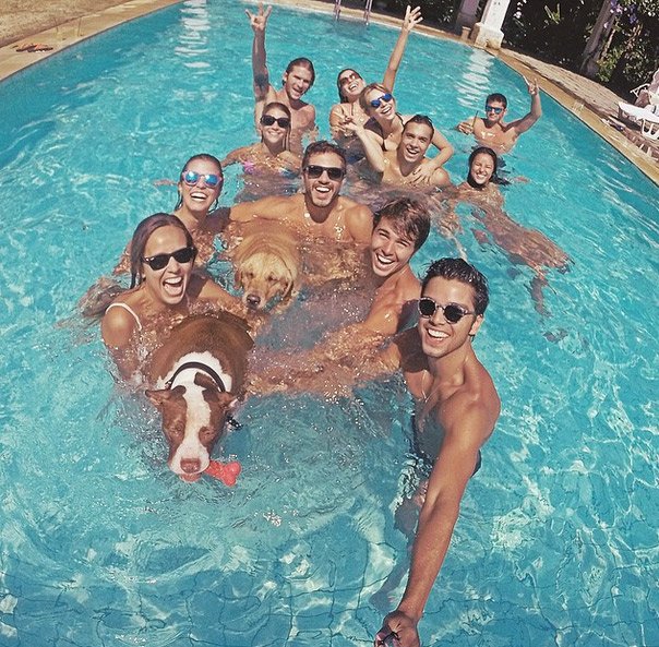  Depois de estreia no Caldeirão do Huck, Rodrigo Simas curte piscina com amigos e familiares