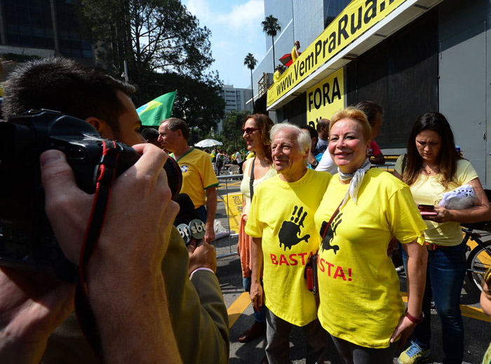 Juca Chaves participa de manifestações em São Paulo com a esposa