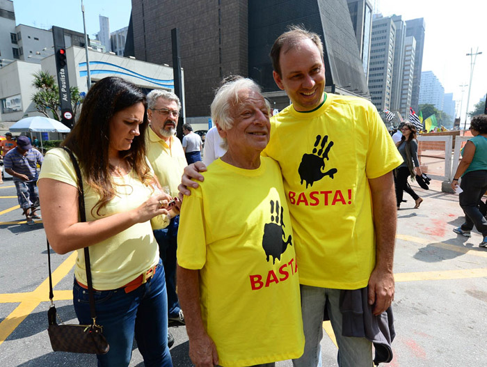 Juca Chaves participa de manifestações em São Paulo com a esposa