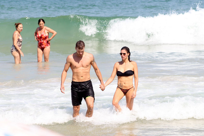  Casal sarado! Fernanda Lima e Rodrigo Hilbert aproveitam dia de praia no Rio para jogar vôlei
