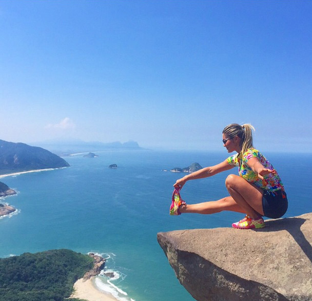 Coragem! Flávia Alessandra faz pose na beirada de uma rocha após trilha no Rio