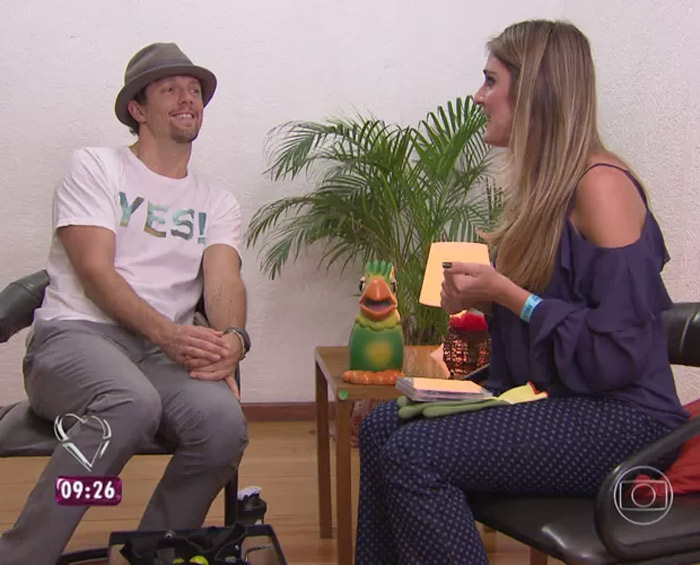 Jason Mraz brinca com boneco de Louro José: ‘Vai assustar minhas galinhas!’