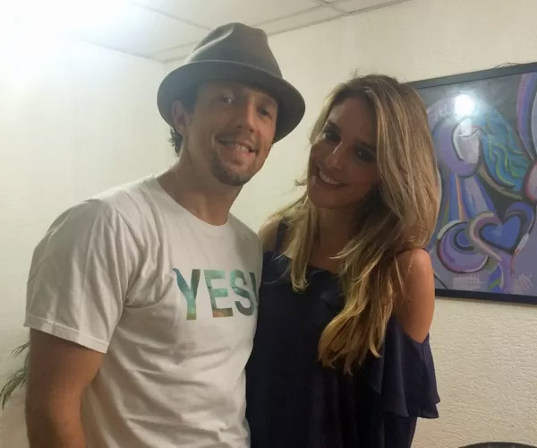 Jason Mraz brinca com boneco de Louro José: ‘Vai assustar minhas galinhas!’