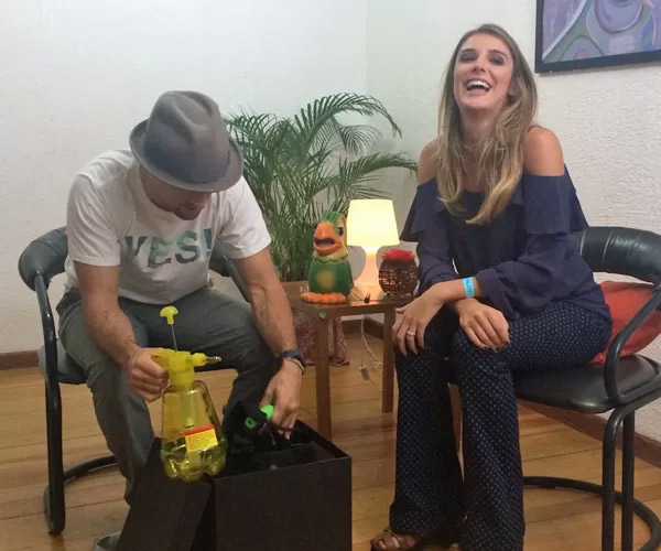 Jason Mraz brinca com boneco de Louro José: ‘Vai assustar minhas galinhas!’