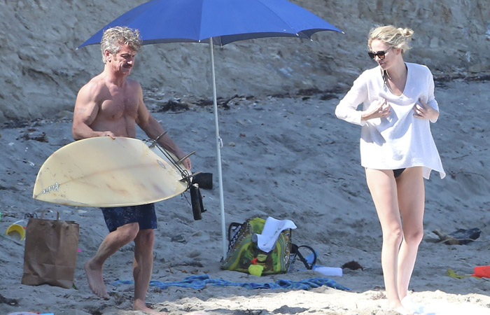 Charlize Theron mostra ótima forma física em dia de praia com Sean Penn