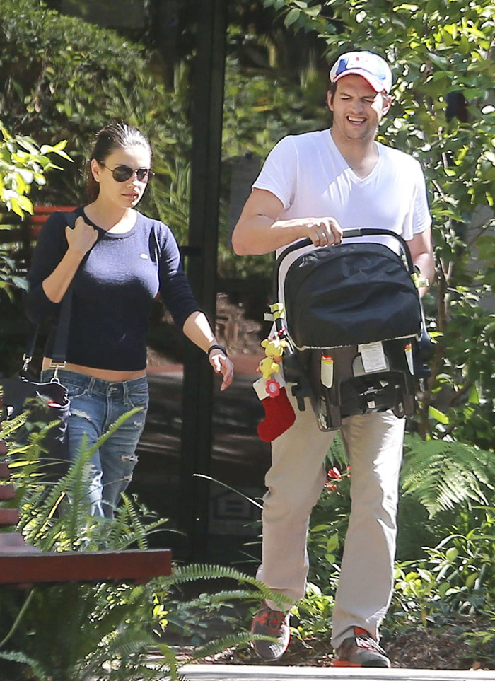 Ashton Kutcher cai na gargalhada em passeio em família