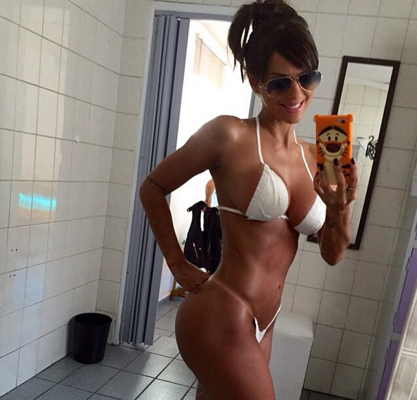 Carol Dias mostra resultado após bronzeamento 