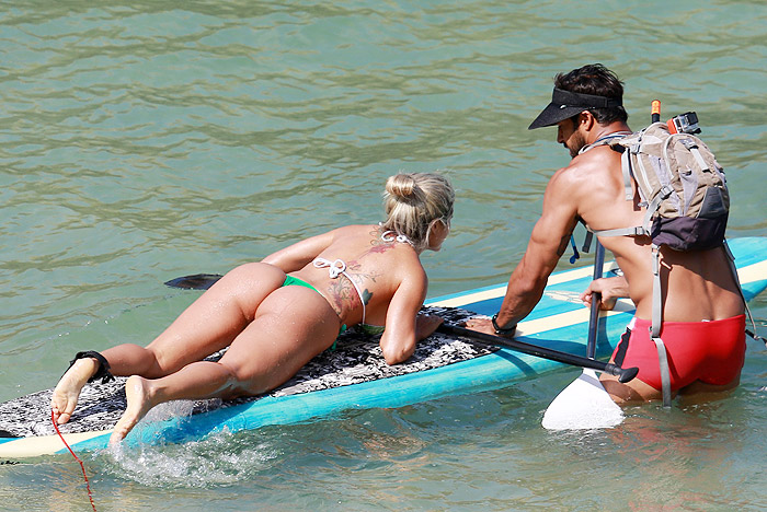 Aryane Steinkopf e Beto Malfacini praticam stand up paddle, no Rio