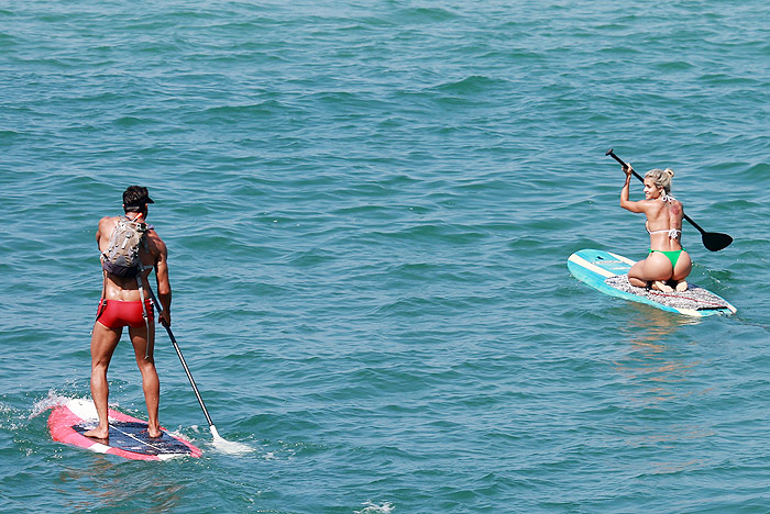 Aryane Steinkopf e Beto Malfacini praticam stand up paddle, no Rio