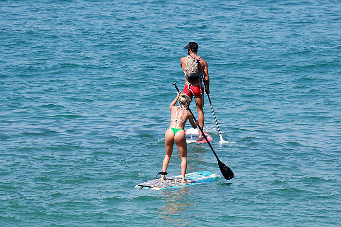 Aryane Steinkopf e Beto Malfacini praticam stand up paddle, no Rio