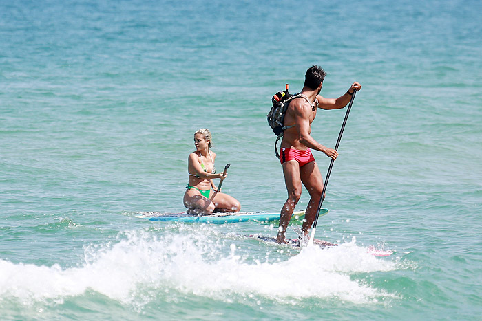 Aryane Steinkopf e Beto Malfacini praticam stand up paddle, no Rio