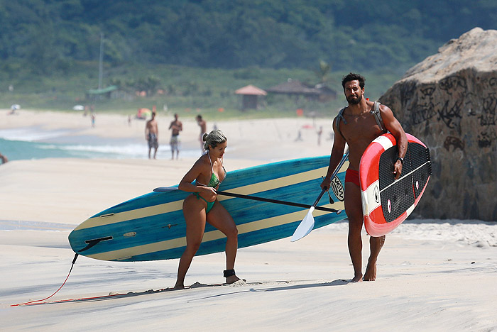 Aryane Steinkopf e Beto Malfacini praticam stand up paddle, no Rio