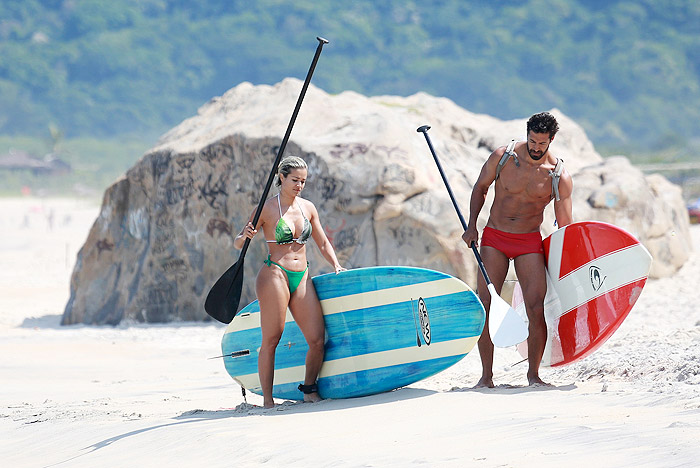 Aryane Steinkopf e Beto Malfacini praticam stand up paddle, no Rio