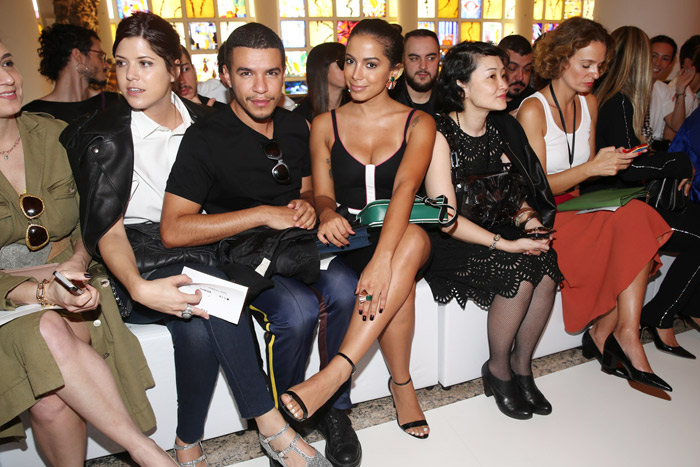 Sabrina Sato chega poderosa com vestido vermelho para desfile da São Paulo Fashion Week