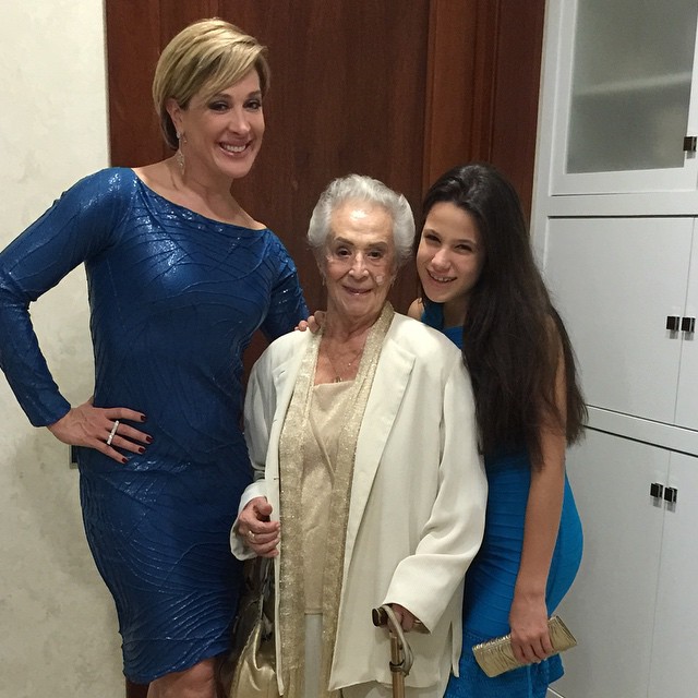 Claudia Raia mostra clique com a mãe e a filha, Sophia, antes de jantar de aniversário de Enzo