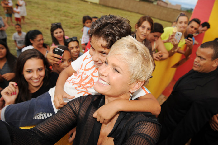 Xuxa esbanja simpatia enquanto faz a alegria dos fãs durante inauguração de mais uma Casa X. Veja mais em O Fuxico!